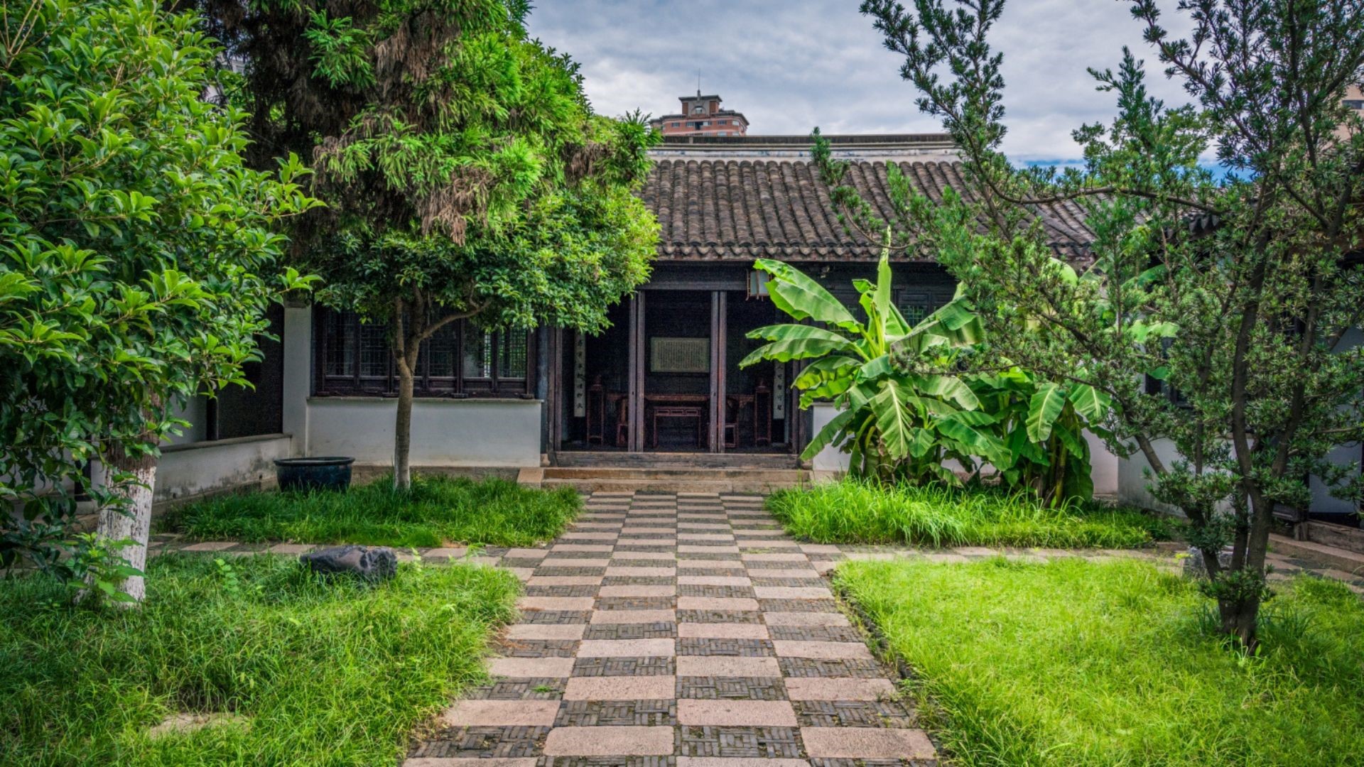 How Landscaping Services Turn Simple Yards into Outdoor Havens